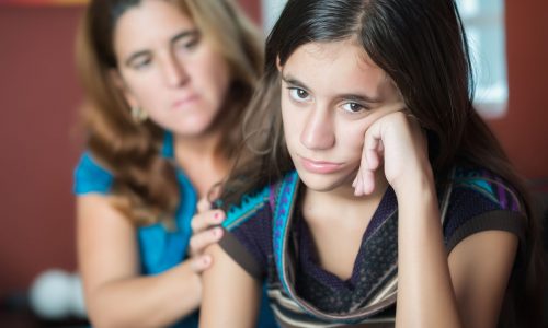 Μαμάδες, αν παρεμβαίνετε στις φιλίες των παιδιών σας θα πρέπει να σταματήσετε να το κάνετε