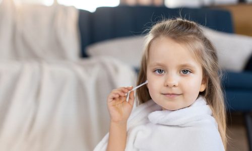 Καθαρισμός αυτιών: 10 tips για να μάθει το παιδί να τα καθαρίζει μόνο του