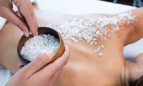 Γιατί να εντάξετε το αλάτι στη ρουτίνα ομορφιάς σας