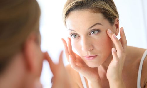 Πώς οι ορμόνες επηρεάζουν το δέρμα σας σε κάθε ηλικία