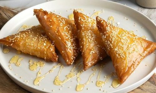 Τραγανά τυροπιτάκια με ανθόνερο, μέλι και σουσάμι