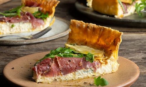 Αλμυρή τάρτα με γιαούρτι, blue cheese και προσούτο