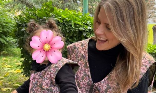 Δανάη Μιχαλάκη: Αγκαλιά με την κόρη της, ντυμένες ασορτί