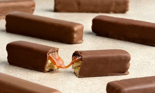 Λαχταριστές σοκολατένιες μπάρες με μπισκότο και καραμέλα