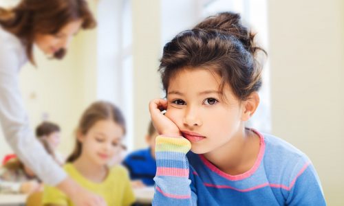 «Το σχολείο είναι βαρετό»: Γιατί το παιδί σας βαριέται στην τάξη και πώς να το βοηθήσετε