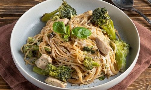 Πανεύκολη μακαρονάδα light με κοτόπουλο και μπρόκολο