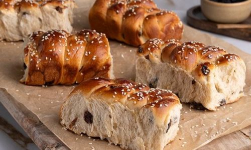 Αφράτα ατομικά τσουρέκια με σταφίδες - Θα σας θυμίσουν σταφιδόψωμα