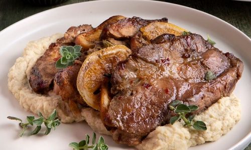 Γλυκόξινο χοιρινό και πουρές αγκινάρας