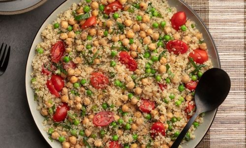 Θρεπτική συνταγή για σαλάτα με κινόα, ρεβύθια και λαχανικά