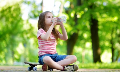 Τι πρέπει να πίνουν τα παιδιά το καλοκαίρι: Ο απόλυτος οδηγός ενυδάτωσης