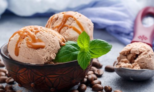 Τρεις συνταγές για σπιτικό παγωτό με λίγα υλικά