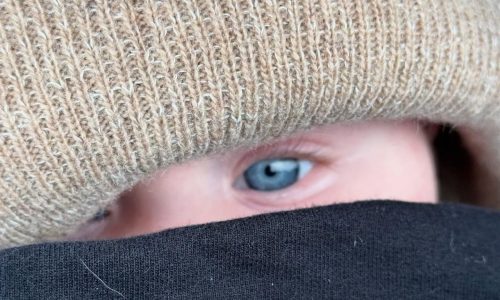 Αυτά τα μάτια κάτι σου θυμίζουν; Μάντεψε τη διάσημη μαμά του μωρού