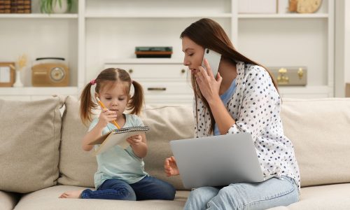 Το να είμαι εργαζόμενη μαμά δεν είναι πάντα εύκολο, αλλά αξίζει κάθε λεπτό χάρη σε εσένα