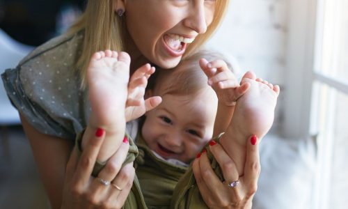 Παγκόσμια Ημέρα Γέλιου: 10 λόγοι να γελάσεις - ναι, ακόμα και αν έχεις κοιμηθεί μόνο τρεις ώρες