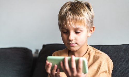 Το 55% των γονιών χρησιμοποιεί τον χρόνο οθόνης ως ανταμοιβή - Πόσο σωστή είναι αυτή η πρακτική;