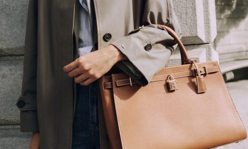 Οι Μεγάλες Τσάντες Επιστρέφουν! Δείτε Πώς να Φορέσετε Oversized Αξεσουάρ με Στυλ