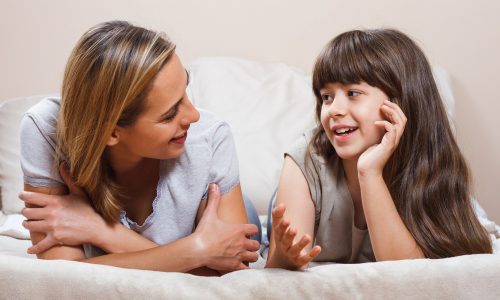 Γιατί είναι σημαντικό να μιλάτε για τον εαυτό σας στα παιδιά σας, σύμφωνα με ψυχοθεραπεύτρια