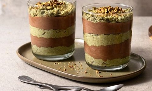 Μους σοκολάτας με κανταΐφι και πραλίνα φιστικιού σε ποτήρι