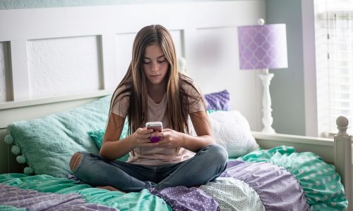 Είμαι έφηβη, και να  τι εύχομαι να ήξεραν οι γονείς για τη σχέση των εφήβων με τα κινητά