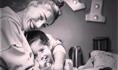 «Ό,τι πιο όμορφο έχω είναι εσύ»: Η μητρική αγάπη μέσα από τα μάτια της Ήβης Αδάμου