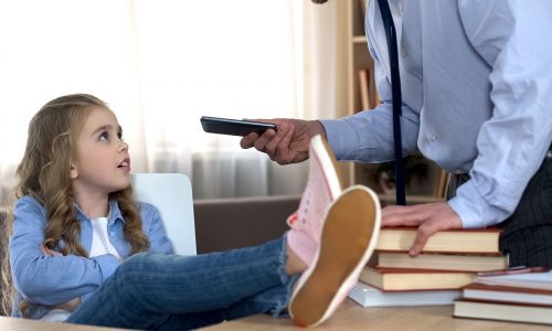 Για πρώτη φορά κοίταξα κρυφά το τηλέφωνο της κόρης μου και έμεινα άφωνος