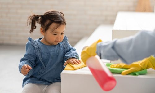 Αντίστροφη γονεϊκότητα: Γιατί τα παιδιά στην Κίνα μαγειρεύουν και καθαρίζουν για τους γονείς τους