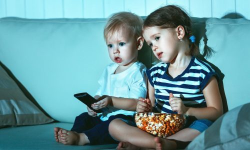 Μελέτη: 5 λεπτά διαφημίσεων junk food αρκούν για να αυξηθεί η κατανάλωση φαγητού στα παιδιά