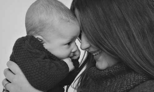 O σιωπηλός αγώνας της μητρότητας