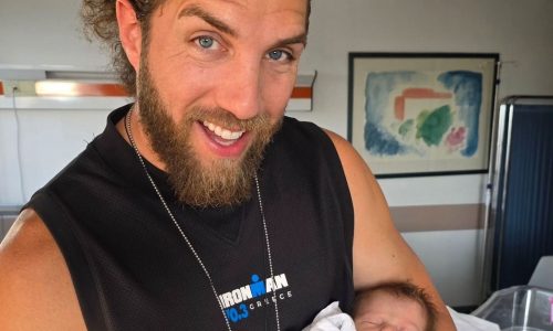 Ο Γιώργος Κόρομι έγινε μπαμπάς και αυτές είναι οι πρώτες φώτο με τη νεογέννητη κόρη του