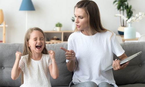 Οι τοξικοί γονείς συχνά φαίνονται φυσιολογικοί - Πώς να τους αναγνωρίσετε