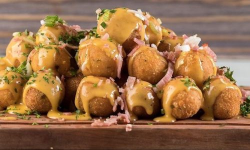 Τυροκροκέτες με 4 διαφορετικά είδη τυριών και μια πινελιά από μπέικον στο τέλος