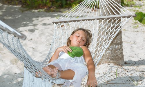 Πώς μια μικρή αλλαγή στην ώρα ύπνου του παιδιού μας έκανε το καλοκαίρι πιο ευχάριστο