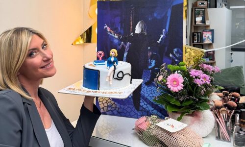 Η Σία Κοσσιώνη ποζάρει με την υπέροχη ζωγραφιά του γιου της για τα γενέθλιά της