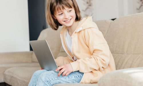 Πώς να βοηθήσετε το παιδί σας να χρησιμοποιεί σωστά την τεχνητή νοημοσύνη