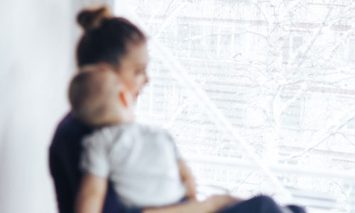 Η «ενοχή της μαμάς» είναι μια παγίδα - Γιατί όμως τη νιώθουμε ακόμα τόσες πολλές από εμάς;