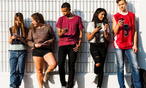 Social media και άγχος: Τι μπορούν να κάνουν οι γονείς για την ψυχική υγεία των παιδιών