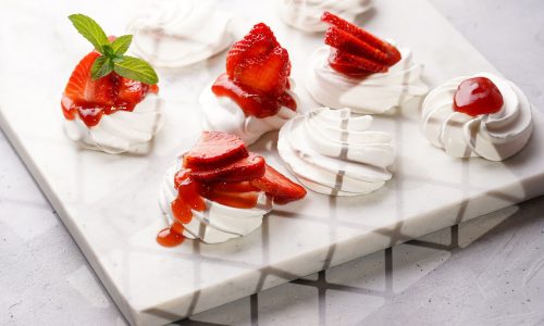 Ατομικές μίνι πάβλοβες που μπορείτε να φτιάξετε με σαντιγί και φράουλες