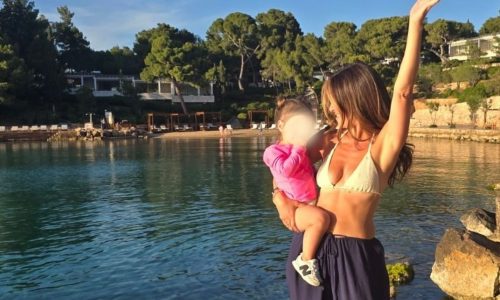 Από την Αμερική στην πατρίδα: Η Μαρία Μενούνος με την κόρη της στην Ελλάδα για ολιγοήμερες διακοπές