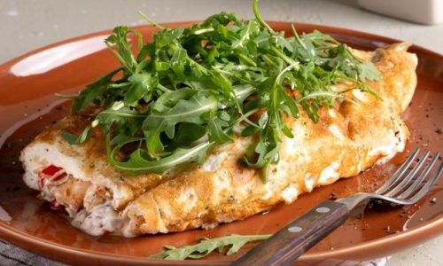 Τυλιχτή ομελέτα με ασπράδια, τυρί κρέμα, γαλοπούλα και λαχανικά