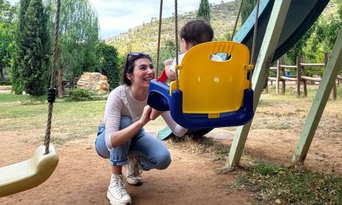 Τρυφερή στιγμή: Η Χρύσα Μιχαλοπούλου και ο γιος της κοιμούνται μαζί στην ίδια στάση