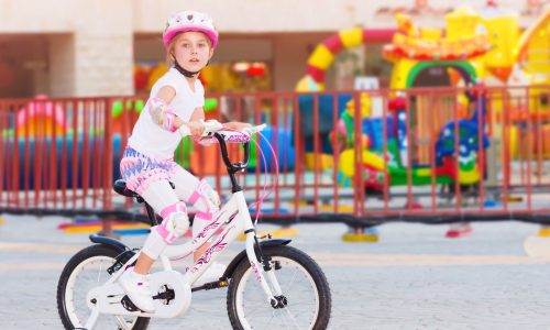 Βοηθητικές ρόδες ή ποδήλατο ισορροπίας; Τι είναι καλύτερο για το παιδί σας;