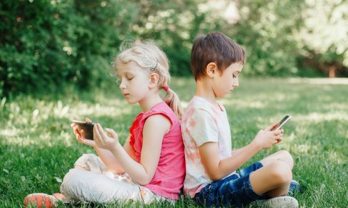 Καλοκαίρι και οθόνες: Πώς να βάλετε όρια στα παιδιά με συνέπεια (και χωρίς φωνές)