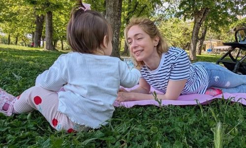 Ντάνη Γιαννακοπούλου: Γιόρτασε τα γενέθλιά της στο θέατρο με την κόρη της