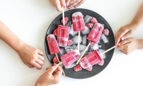 Σπιτικά παγωτίνια με στραγγιστό γιαούρτι, μούρα και μέλι