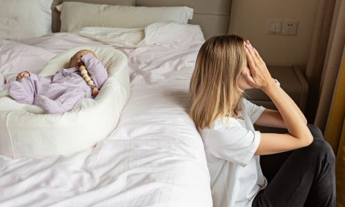 Ώρα να μιλήσουμε για την ψυχική υγεία των μαμάδων - Η μάχη με την αόρατη κούραση καλά κρατεί