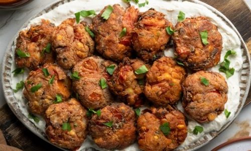 Καλοκαιρινή συνταγή: Ντοματοκεφτέδες από ντοματίνια με μους φέτας