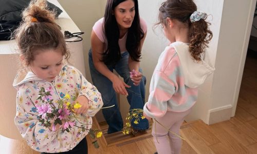 Χριστίνα Μπόμπα: Η εντυπωσιακή κατασκευή που έφτιαξε με τις κόρες της στο σαλόνι