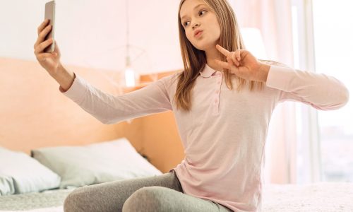 Γιατί η τάση του TikTok «Ναι, μπορείς» έχει θορυβήσει τους γονείς κοριτσιών στην εφηβεία