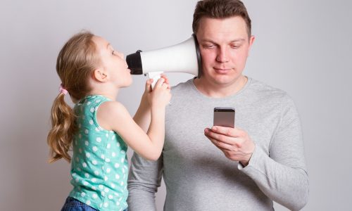 Γονείς σε αντίφαση: Το κινητό απαγορεύεται για τα παιδιά, αλλά όχι για τους ίδιους