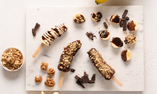 Παγωμένες μπουκίτσες μπανάνας με ρόδι και σοκολάτα – Ένα γρήγορο γλυκάκι για μικρούς και μεγάλους